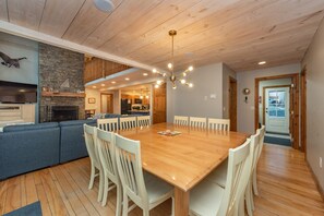 Dining - Year-Round Gem w/Dock, Hot Tub & Pool Table (OAKLAND)