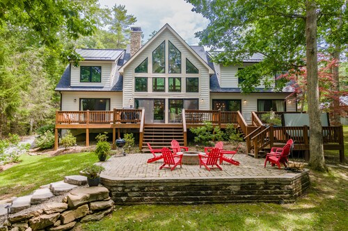 Year-Round Gem w/Dock, Hot Tub & Pool Table