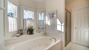 Combined shower/bathtub, hair dryer, towels - Inviting Beach Retreat with wonderful Lake Views to Relax and Enjoy (Georgetown)