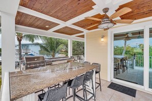 Outdoor dining - P02 - 5 bed, 3.5 bath home with large private pool in Sombrero Beach! (Marathon)