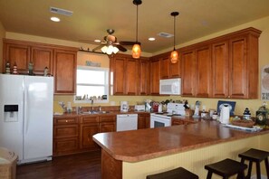 Kjøleskap, mikrobølgeovn, ovn og kokeplater