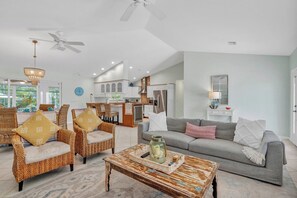TV - P27 - Private Beach Access! Pool home with everything you need for an unforgettable vacation. 3 bedroom 2 baths with deep water dockage. (Key Colony Beach)