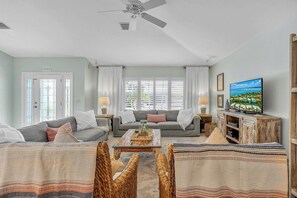 TV - P27 - Private Beach Access! Pool home with everything you need for an unforgettable vacation. 3 bedroom 2 baths with deep water dockage. (Key Colony Beach)