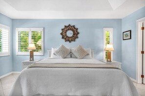 3 bedrooms, free WiFi - P27 - Private Beach Access! Pool home with everything you need for an unforgettable vacation. 3 bedroom 2 baths with deep water dockage. (Key Colony Beach)