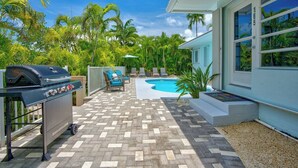 A backyard with a swimming pool, a barbecue grill, and outdoor seating. - P27 - Private Beach Access! Pool home with everything you need for an unforgettable vacation. 3 bedroom 2 baths with deep water dockage. (Key Colony Beach)