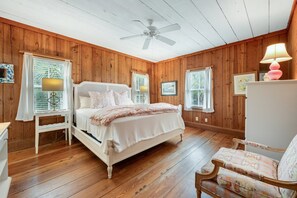 9 bedrooms, WiFi, bed sheets