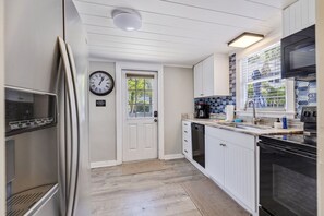 冷蔵庫、電子レンジ、オーブン、コンロ