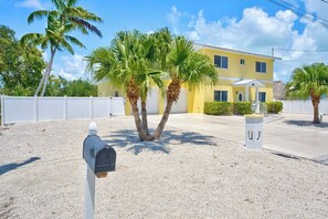 Property grounds - P03 - Charming 4 bedroom home with pool and dock. (Marathon)