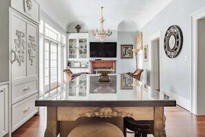 Interior - The Wedding Cake Collection for 16 (Savannah)