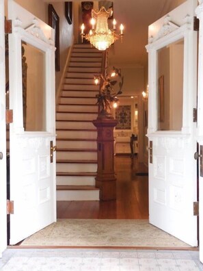 Interior - The Wedding Cake Collection for 16 (Savannah)