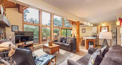 Rustic Chalet w/ Fireplaces & Jetted Tub