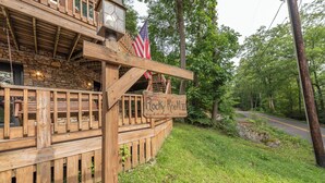 Ein rustikales Holzgebäude mit einem Schild, auf dem „Rocky Knoll Inn“ steht.