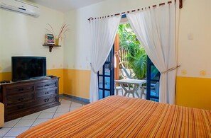 1 slaapkamer, een strijkplank/strijkijzer, internet