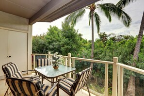 Outdoor dining - Spacious 2BD/2BA Condo in Wailea Resort Serene Garden and Mountain Views (Wailea-Makena)