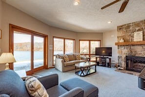Smart TV, fireplace, DVD player, stereo