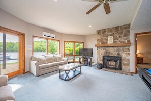 Smart TV, fireplace, DVD player, stereo