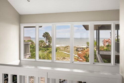 Oceanfront Family Retreat 7 Bedrooms Relax, Recharge, and Enjoy Stunning Views.