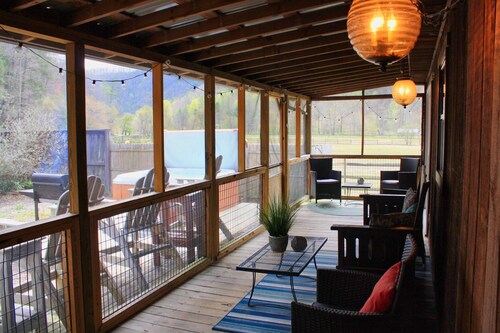Newly Renovated, Cute Cabin On Horse Farm,WiFI,Hot Tub,Pet-Friendly