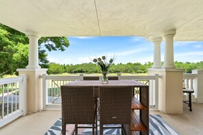 Outdoor dining - Beautiful Modern Condo with Private Balcony and Golf Course Views (Four Corners)