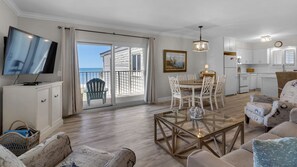 Tv, eldstad, dvd-spelare och böcker