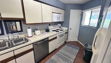 KĂŒhlschrank, Mikrowelle, Ofen, Herdplatte