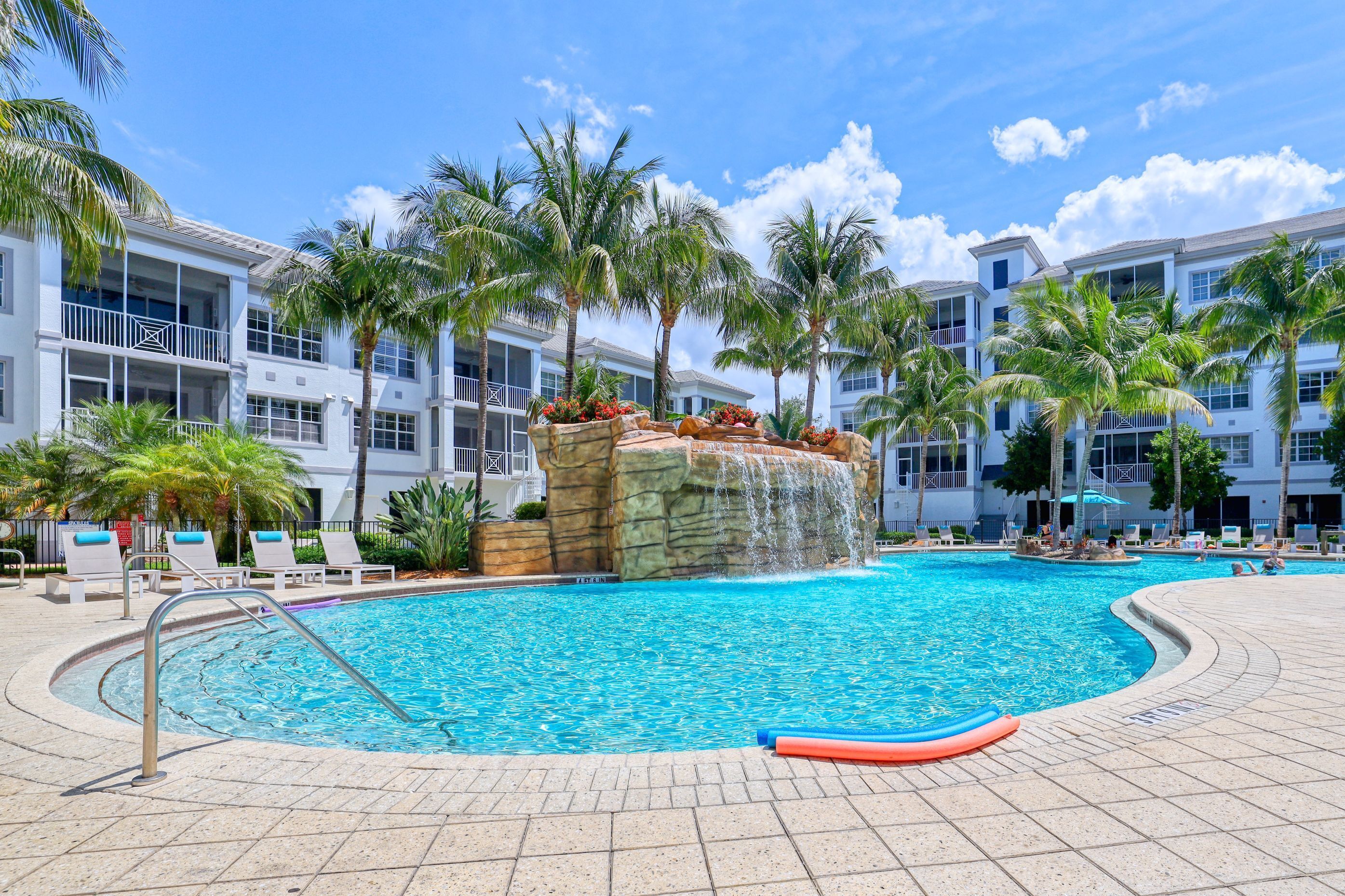 Tropical Poolside Getaway!