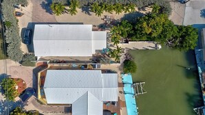 Eine Vogelperspektive zeigt ein Resort mit einem großen Gebäude, einem Poolbereich und einem Strand.