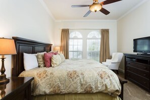 3 makuuhuonetta, työpöytä, silitysrauta/-lauta, ilmainen Wi-Fi