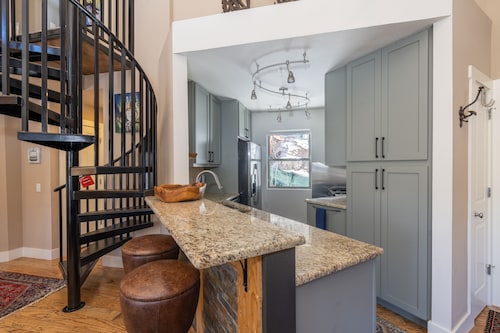 Fabulous condo close to Chair lifts 1 and 10 in Meadows Area