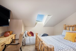 2 bedrooms, iron/ironing board, Internet, bed sheets