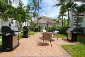 Outdoor dining - A Bit O’ Poolside Paradise! (Bonita Springs)