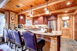 Kühlschrank, Mikrowelle, Herdplatte, Geschirrspüler