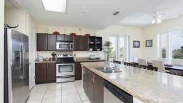 Refrigerador, microondas, parrilla de estufa y lavavajillas