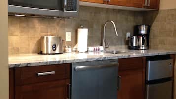 Kjøleskap, mikrobølgeovn, oppvaskmaskin og kaffetrakter/tekoker