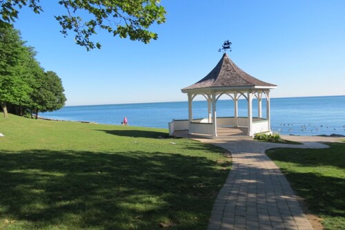 Captain’s Quarters, Updated Bungalow, Steps from Queen Street
