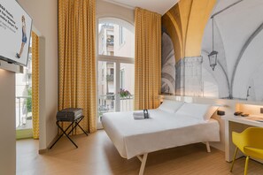 In-room safe, desk, laptop workspace, soundproofing - B&B Hotel Treviso (Treviso)
