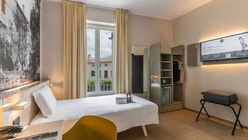 Standard Single Room, Non Smoking | In-room safe, desk, laptop workspace, soundproofing