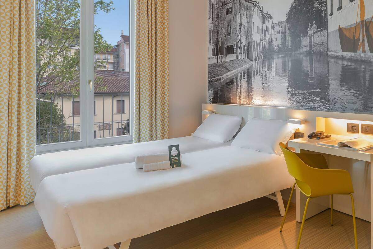 Standaard Twin kamer, niet-roken | 1 slaapkamer, een kluis op de kamer, een bureau, een laptopwerkplek