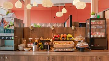 每日供應自助式早餐 (每人 EUR9.50)