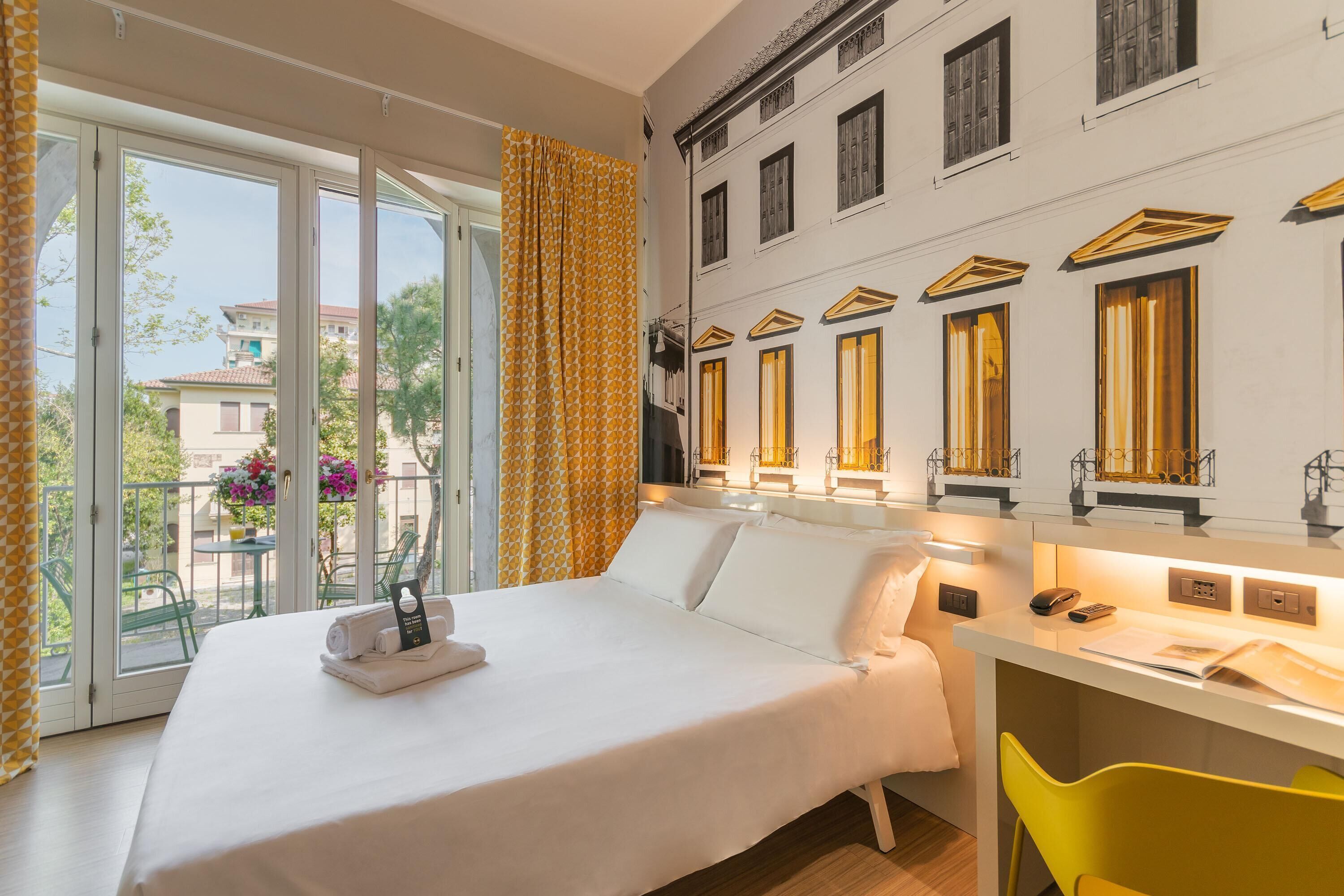 Zimmersafe, Schreibtisch, laptopgeeigneter Arbeitsplatz