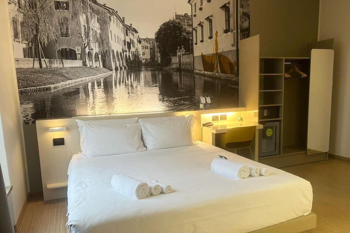 Superior Double Room, Non Smoking | In-room safe, desk, laptop workspace, soundproofing