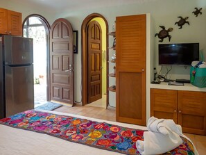 Travel crib, internet, bed sheets