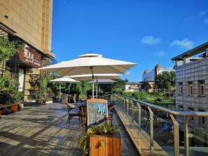 Outdoor dining - Ramada Plaza Dongxing City Center (Fangchenggang)