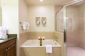 Combined shower/bathtub, hair dryer, towels