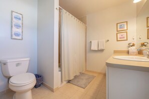 Douche, baignoire Ă jets, sĂšche-cheveux, serviettes fournies