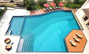 Outdoor pool, pool umbrellas, pool loungers - Amari Vang Vieng (Vang Vieng)