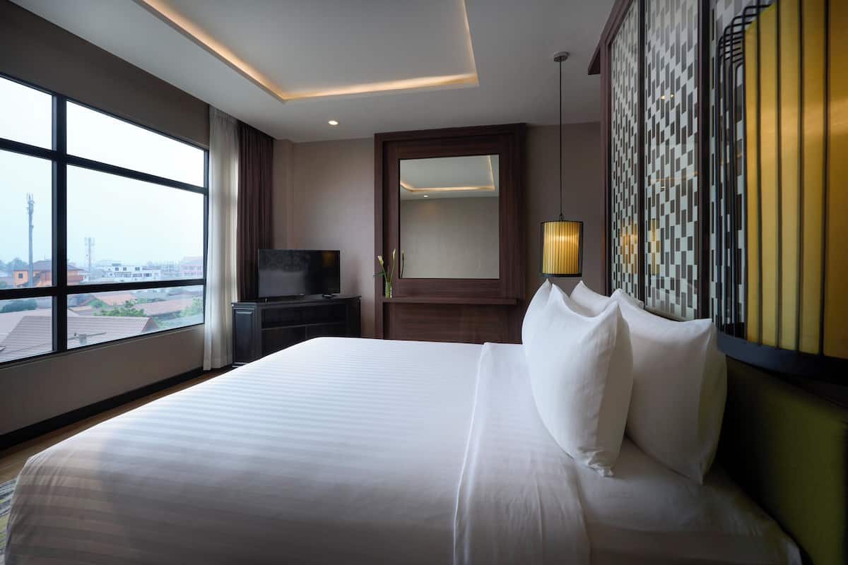 Deluxe Room, 1 King Bed, City View