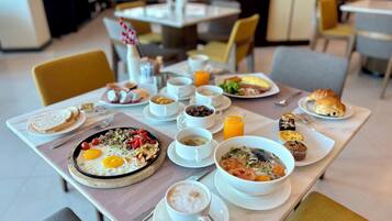 Dagelijks ontbijtbuffet (USD 12 per persoon)