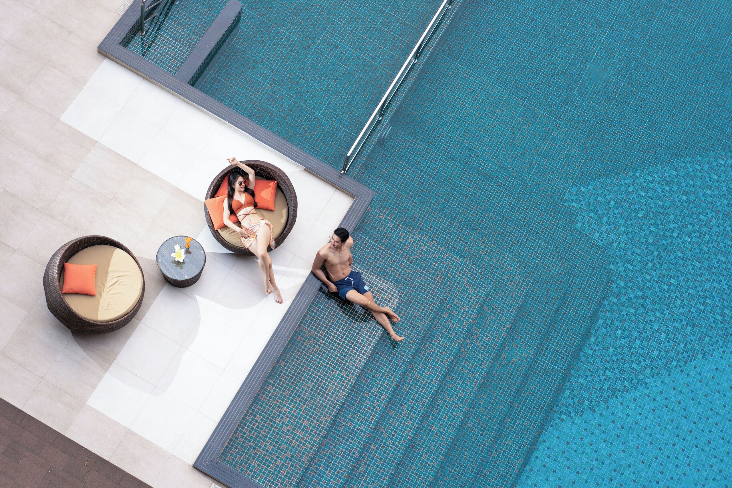 Piscine extérieure, parasols de plage, chaises longues