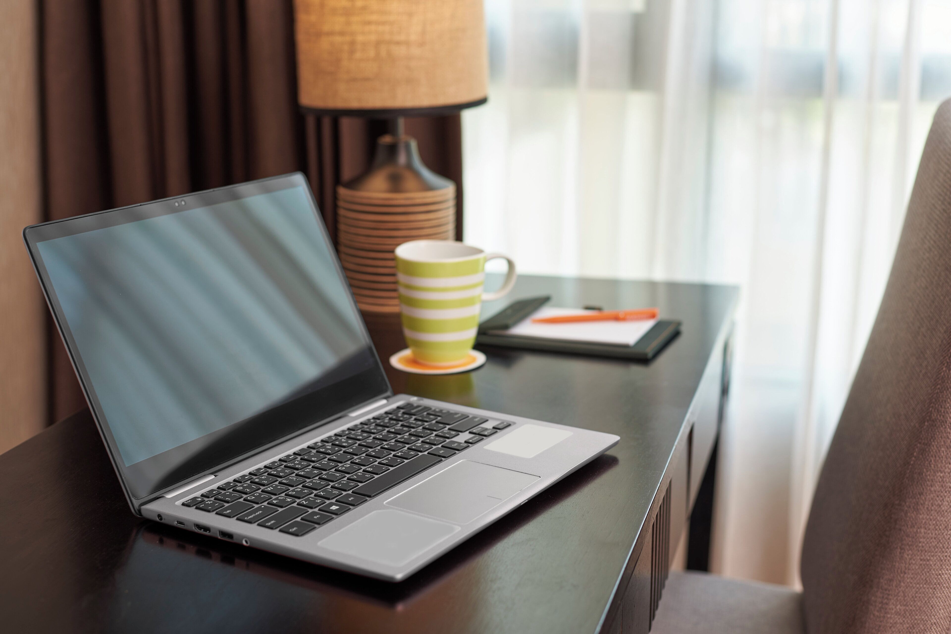 Sengetøy av topp kvalitet, minibar og safe på rommet